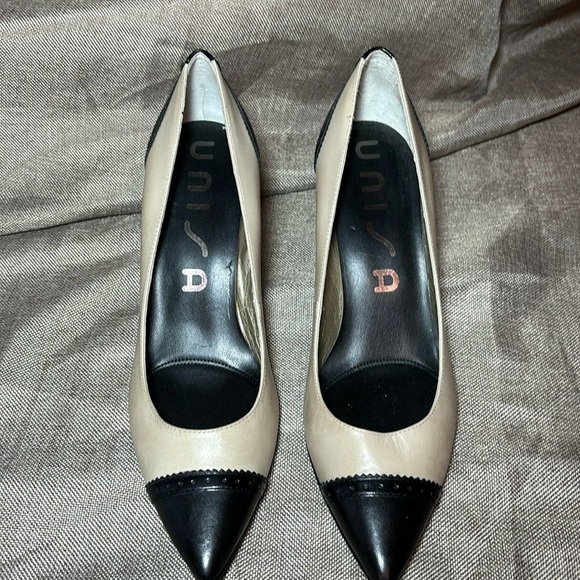 UNISA Women’s Two Tone Pointed Toe Pumps Size 7 - Picture 1 of 7